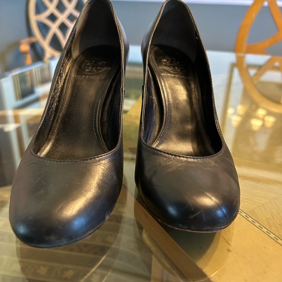 Elegant and timeless black all leather Tory Burch heels. 6 1/2. - Picture 5 of 6